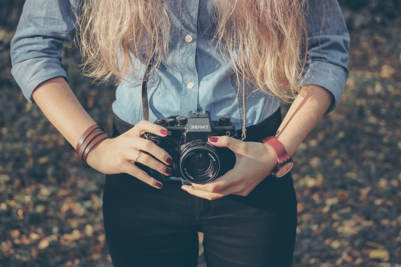 photographe-CHATEAUDOUBLE-min_hand-person-girl-woman-camera-photography-614-pxhere.com